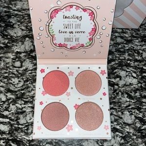 Brand New Cotton Candy Champagne Blush
Palette by Beauty bakery
